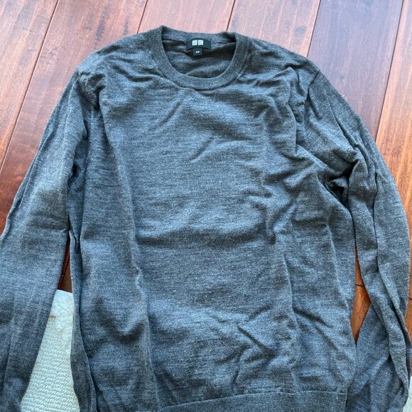 Uniqlo light grey top - Picture 1 of 2